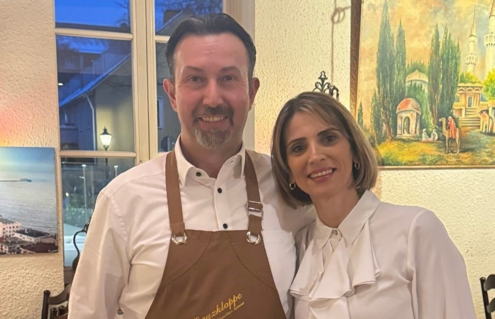 Zwei Personen im Restaurant Kreuzklappe, eine Person trägt eine Schürze mit dem Schriftzug Kreuzklappe