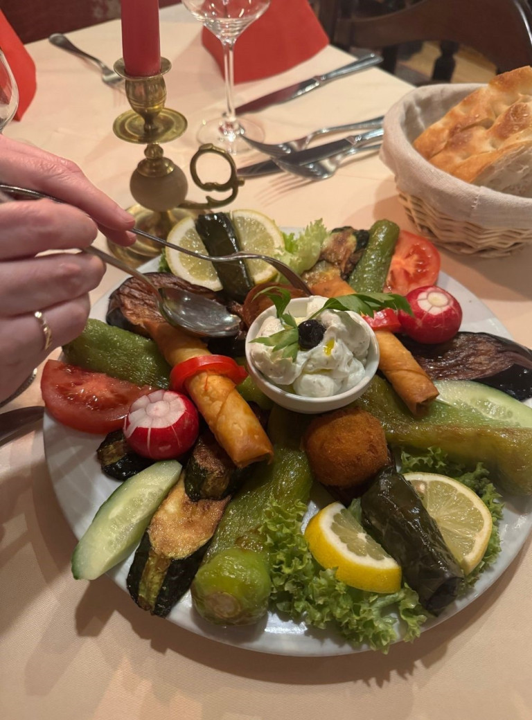 Vorspeisenteller im Restaurant Kreuzklappe mit verschiedenen mediterranen Spezialitäten, Gemüse, Dips und Brot