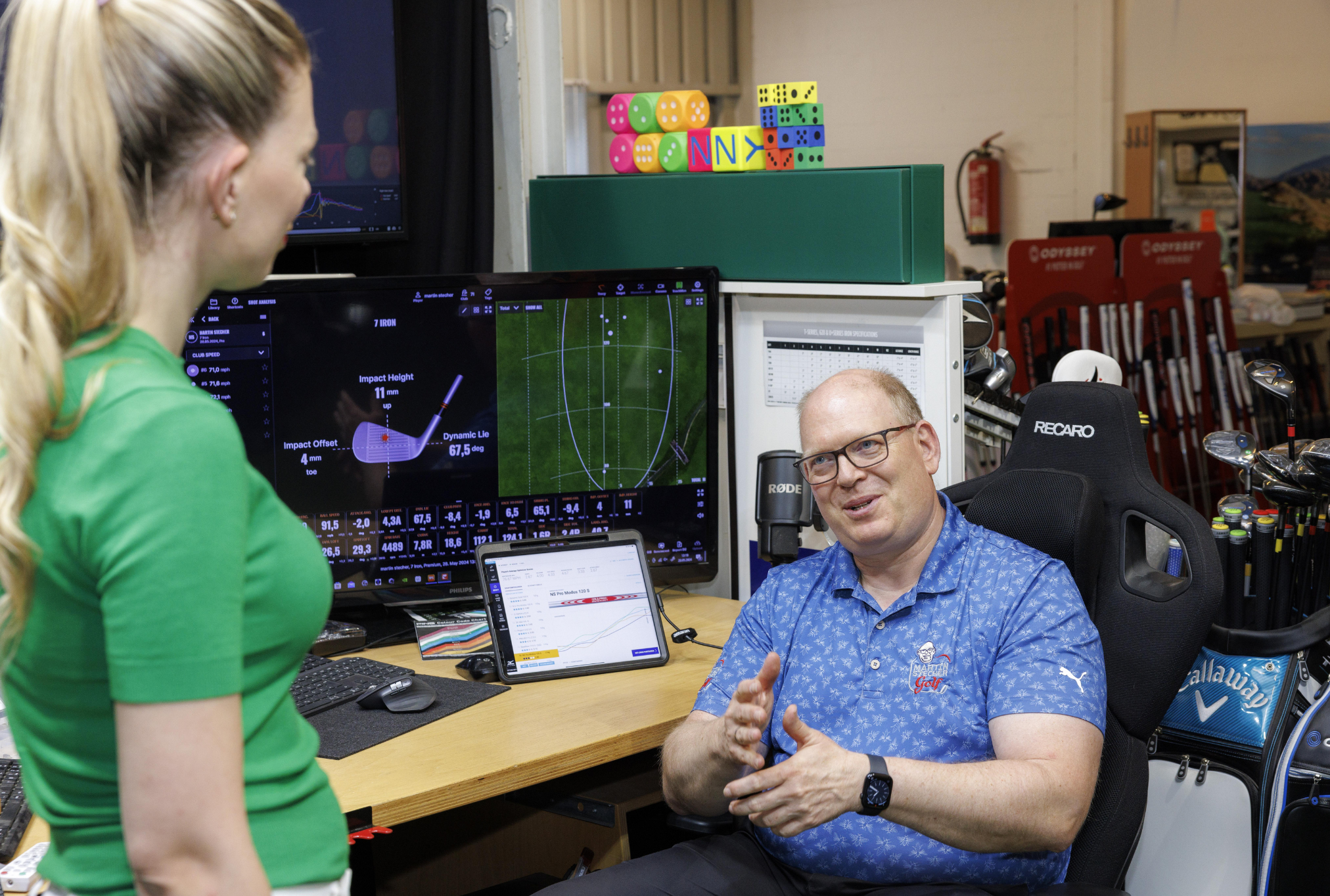 Golf Fitting Beratung mit Analyse-Software und Daten auf Monitoren