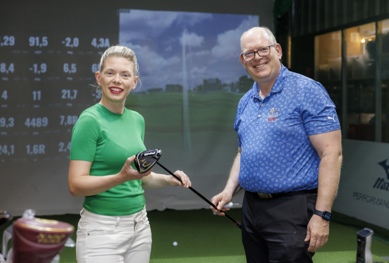 Golf-Fitting Beratung mit Golfschläger im Indoor-Golfstudio
