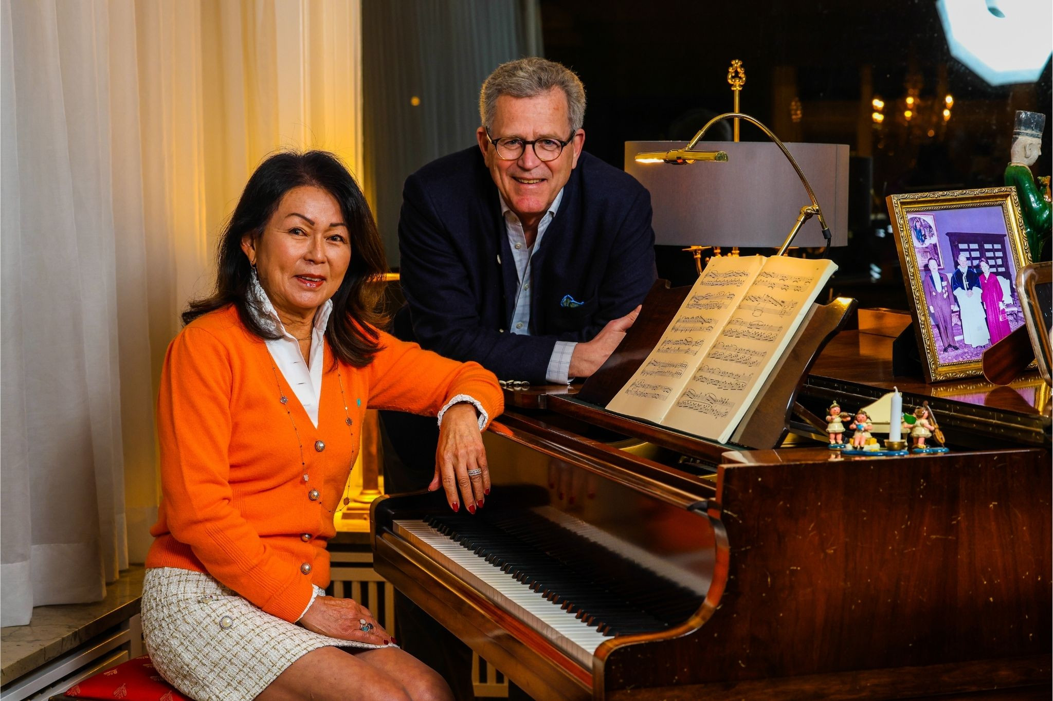 Homestory: stilvoll eingerichtetes Wohnzimmer mit Klavier und Noten, Szene aus dem Artikel Schober Homestory