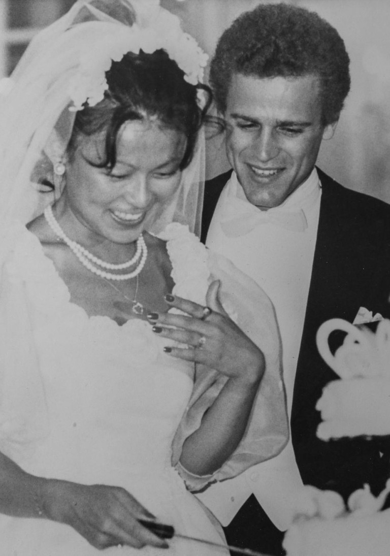 Hochzeitsfoto aus der Schober Homestory, Braut im weißen Kleid mit Perlenkette