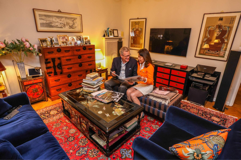 Gemütliches Wohnzimmer mit eleganter Einrichtung und dekorativen Möbeln in einer Homestory von Schober