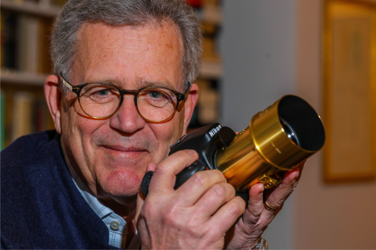 Artikel Schober Homestory: Person mit Kamera in Nahaufnahme