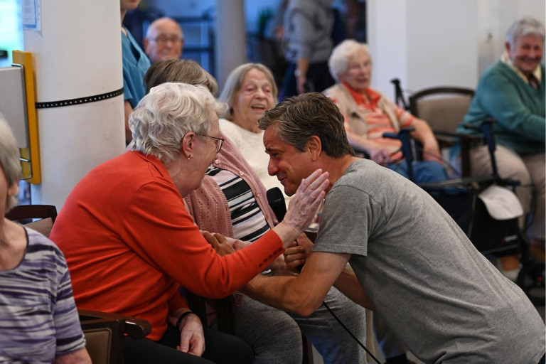 Musiktherapie mit Senioren im Rahmen von Klang und Leben, Begegnung und Interaktion im Pflegeheim