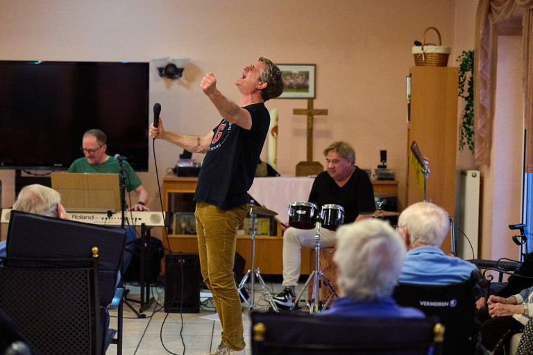 Musikveranstaltung von Klang und Leben mit Live-Band und Publikum
