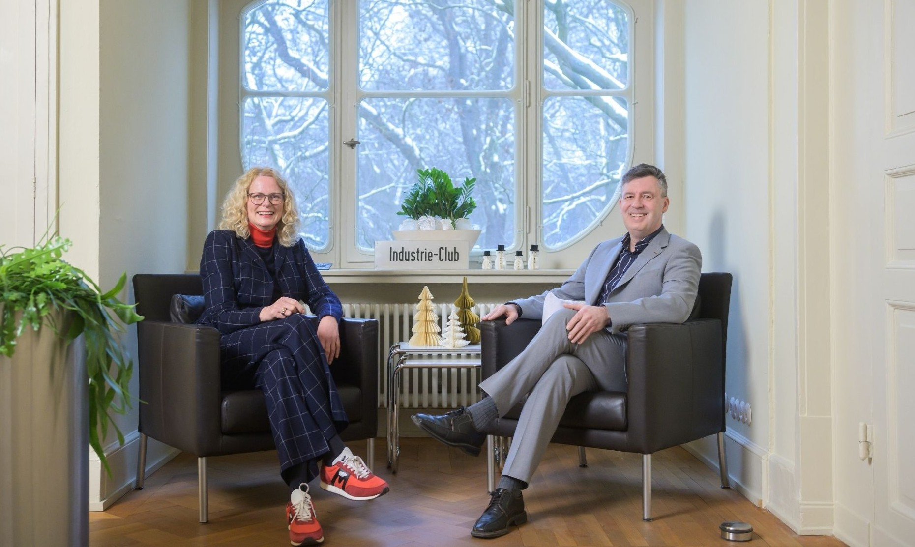 Interview im Industrie-Club mit zwei Personen in moderner Lounge-Atmosphre vor groem Fenster