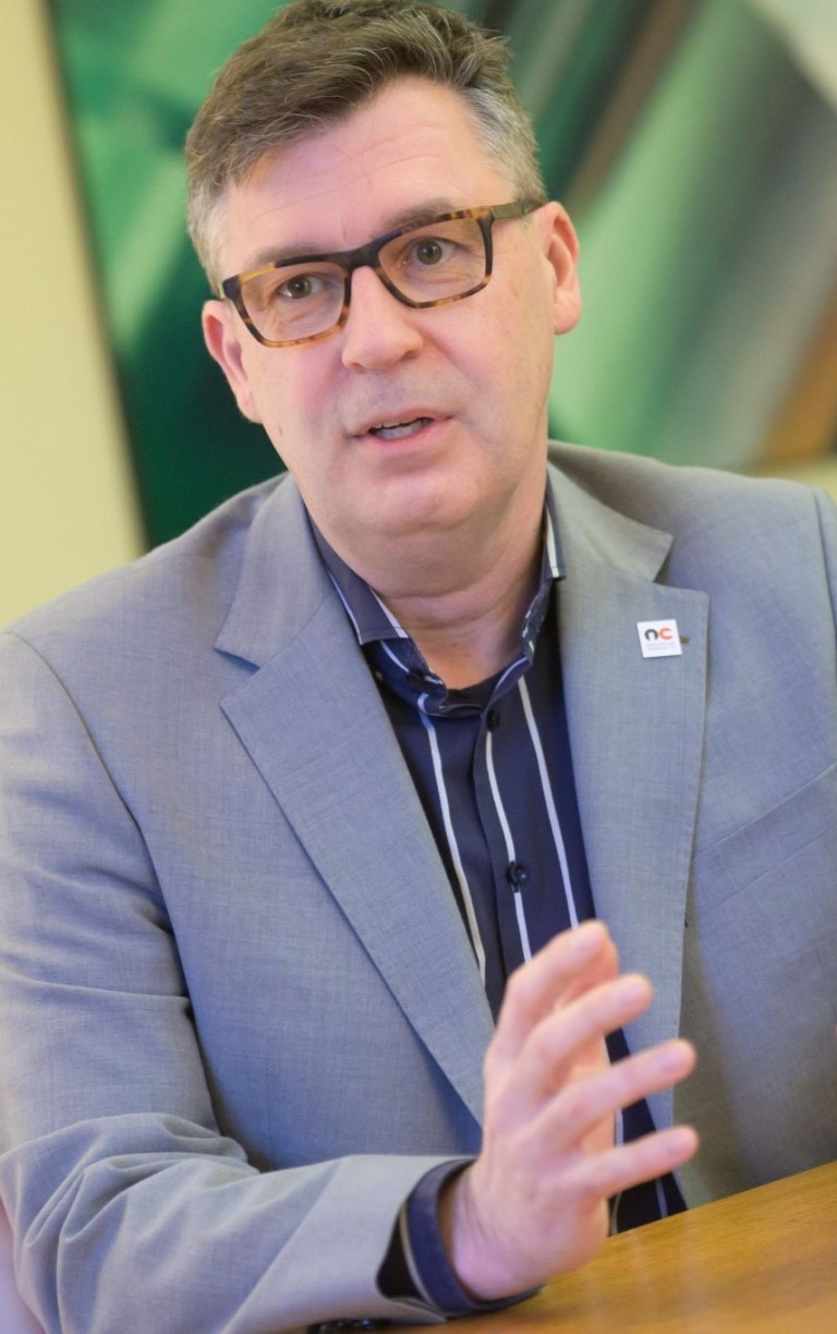 Person im Anzug bei einer Veranstaltung im Industrieclub