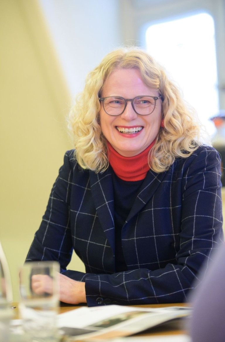 Frau im Business-Outfit bei einer Veranstaltung im Industrieclub