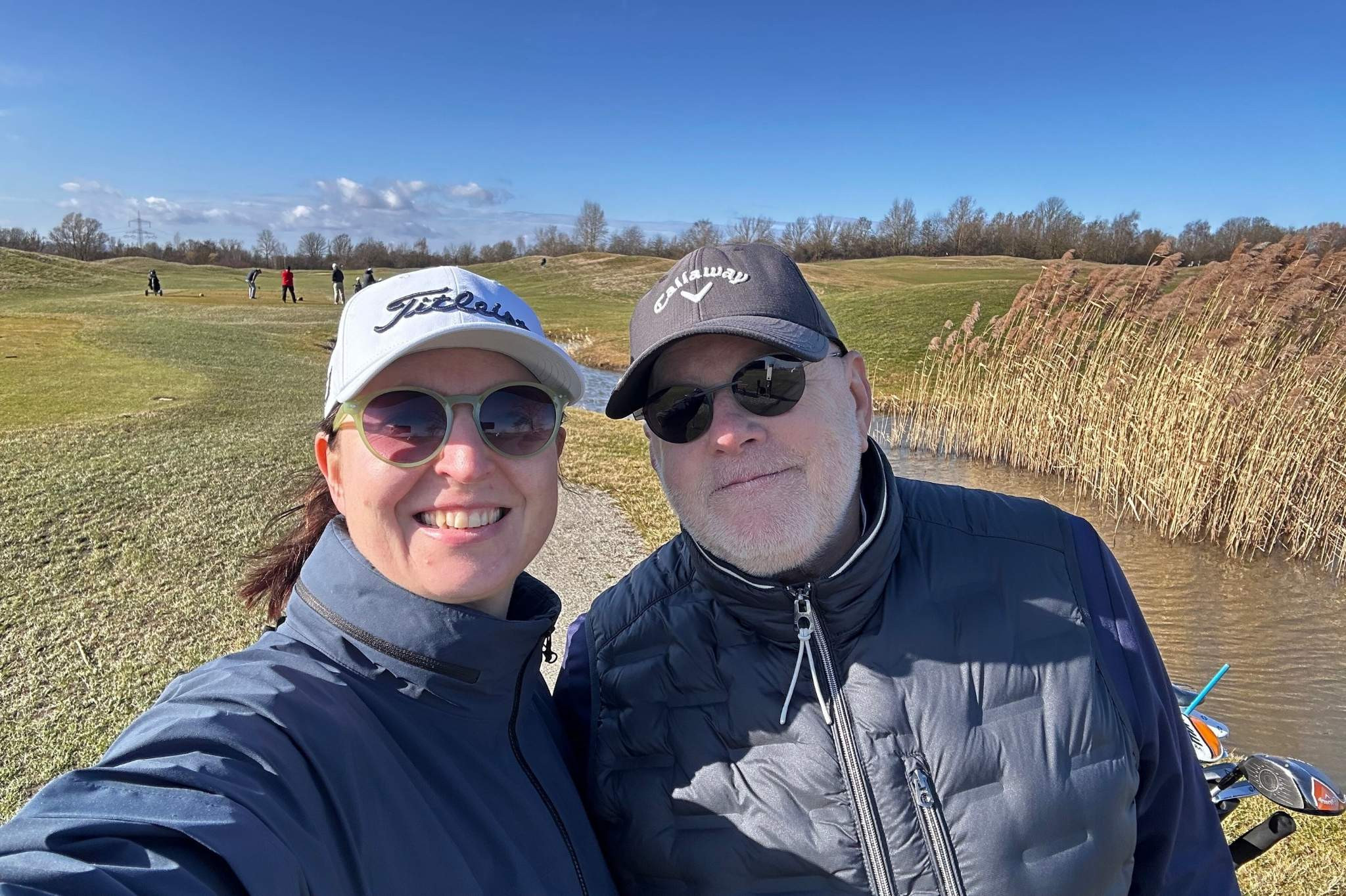 Roksana und Detlev beim Golfspielen auf einem sonnigen Golfplatz