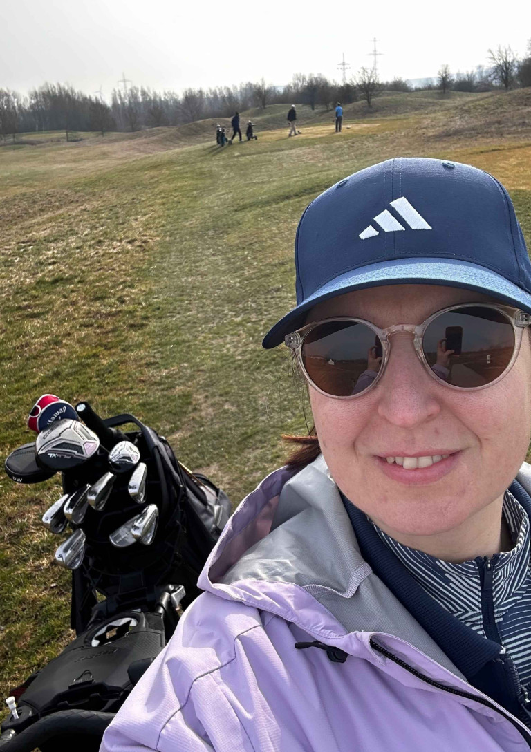 Golfplatz mit Golftasche und Golfschlägern bei Grasgeflüster Event