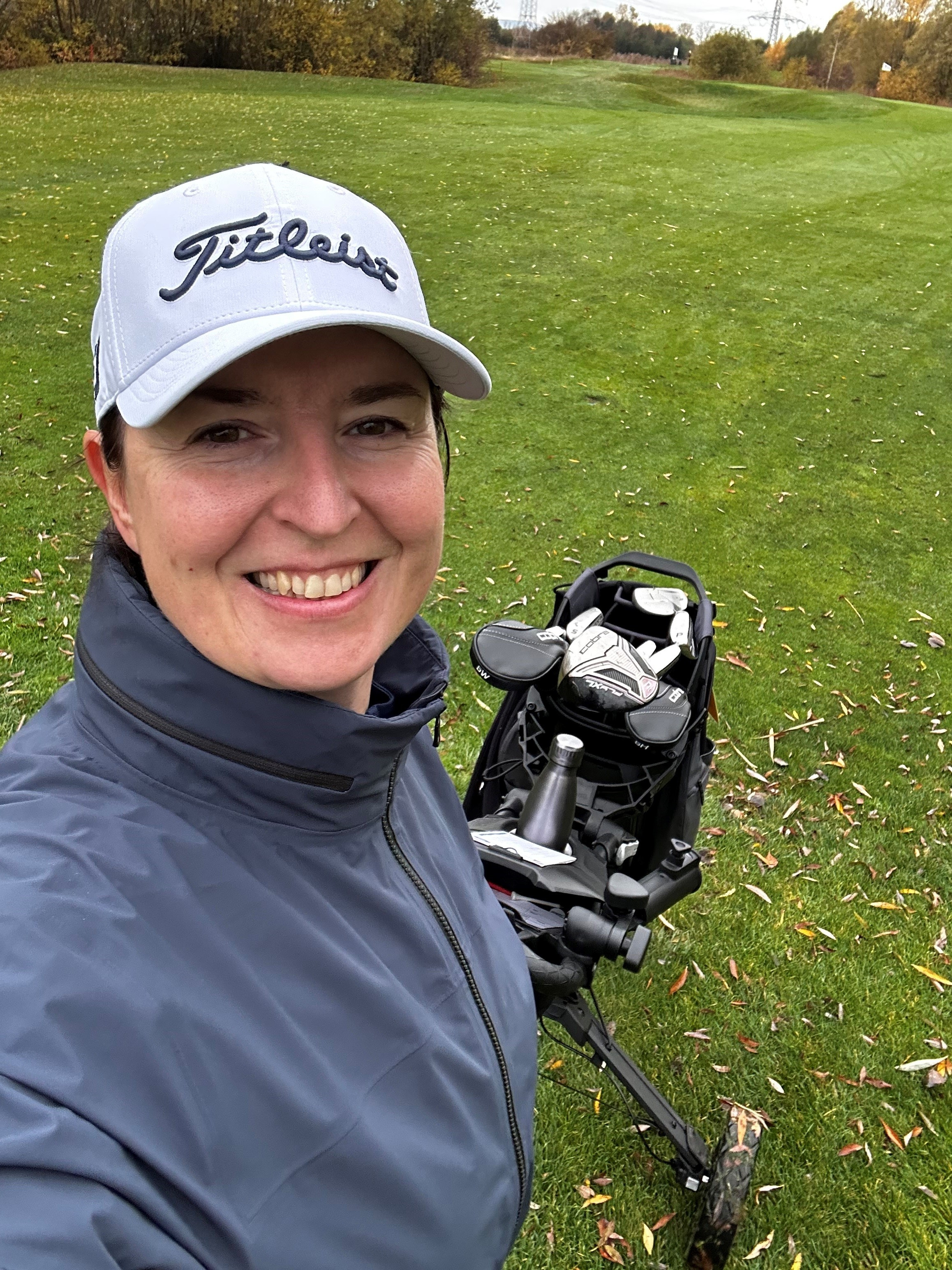 Grasgeflüster Golf Kolumne Roksana auf dem Golfplatz mit Golfausrüstung
