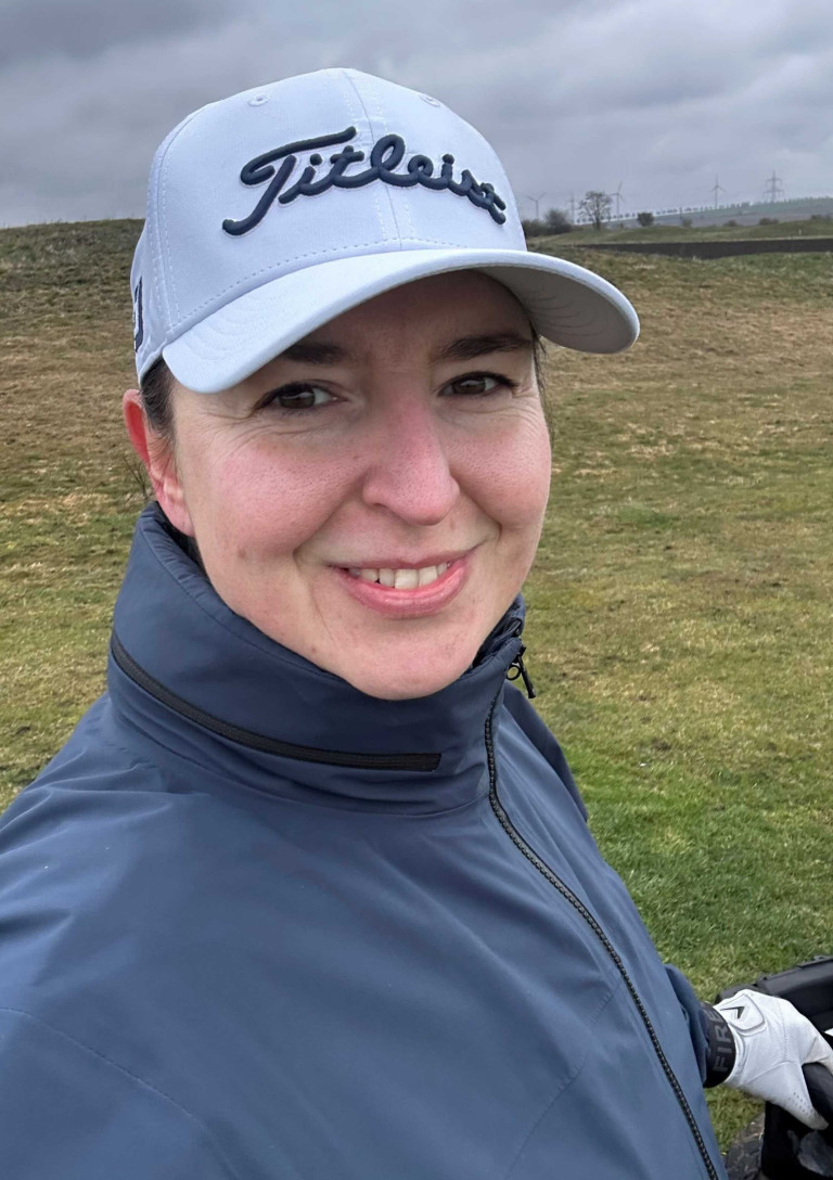 Person mit Cap und blauer Jacke auf einer Wiese – Grasgeflüster 3 Roksana