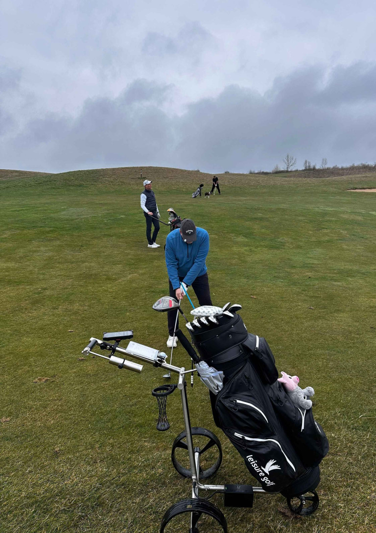 Golfer beim Spiel auf dem Golfplatz beim Grasgeflüster 3 Event