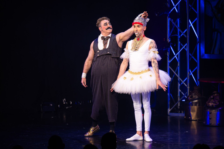 GOP Varieté Show: Künstler in humorvoller Ballett-Performance auf der Bühne Zwei Künstler auf der Bühne bei einer GOP Varieté Show, einer davon im Ballettkostüm