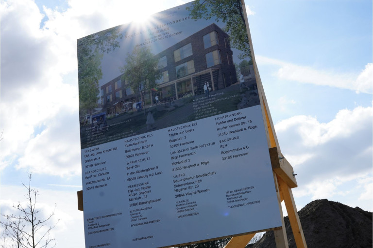 Spatenstich Neubau Elternhaus Hannover – Bauschild mit Projektbeteiligten und Informationen Bauschild zum Spatenstich des Neubaus eines Elternhauses in Hannover mit Projektinformationen und beteiligten Firmen