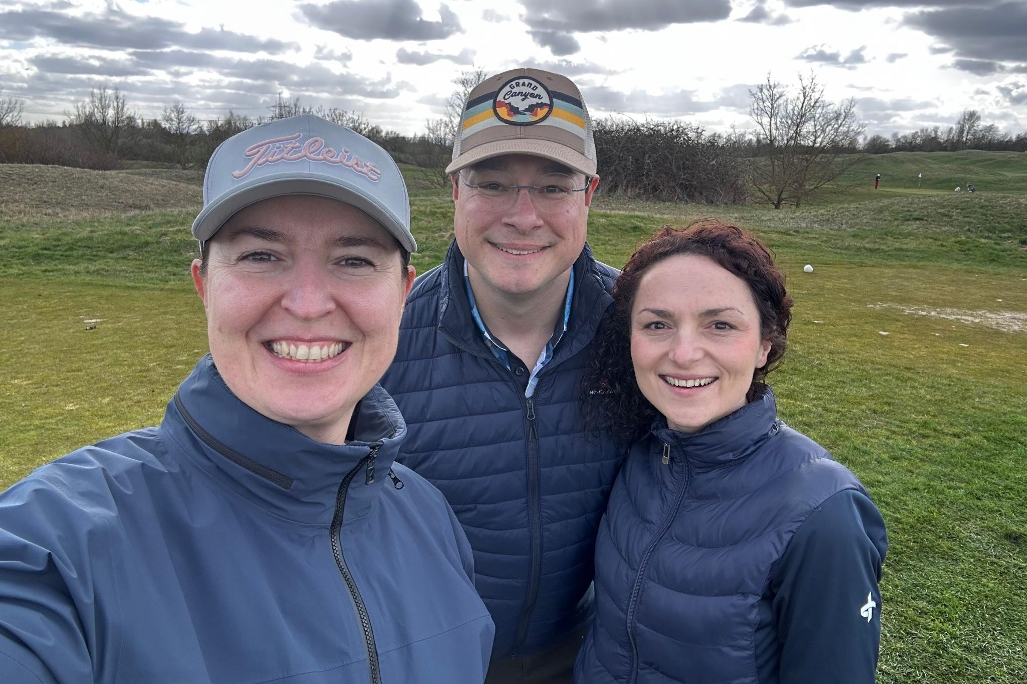 Grasgeflüster: Drei Personen beim Golfen auf dem Golfplatz