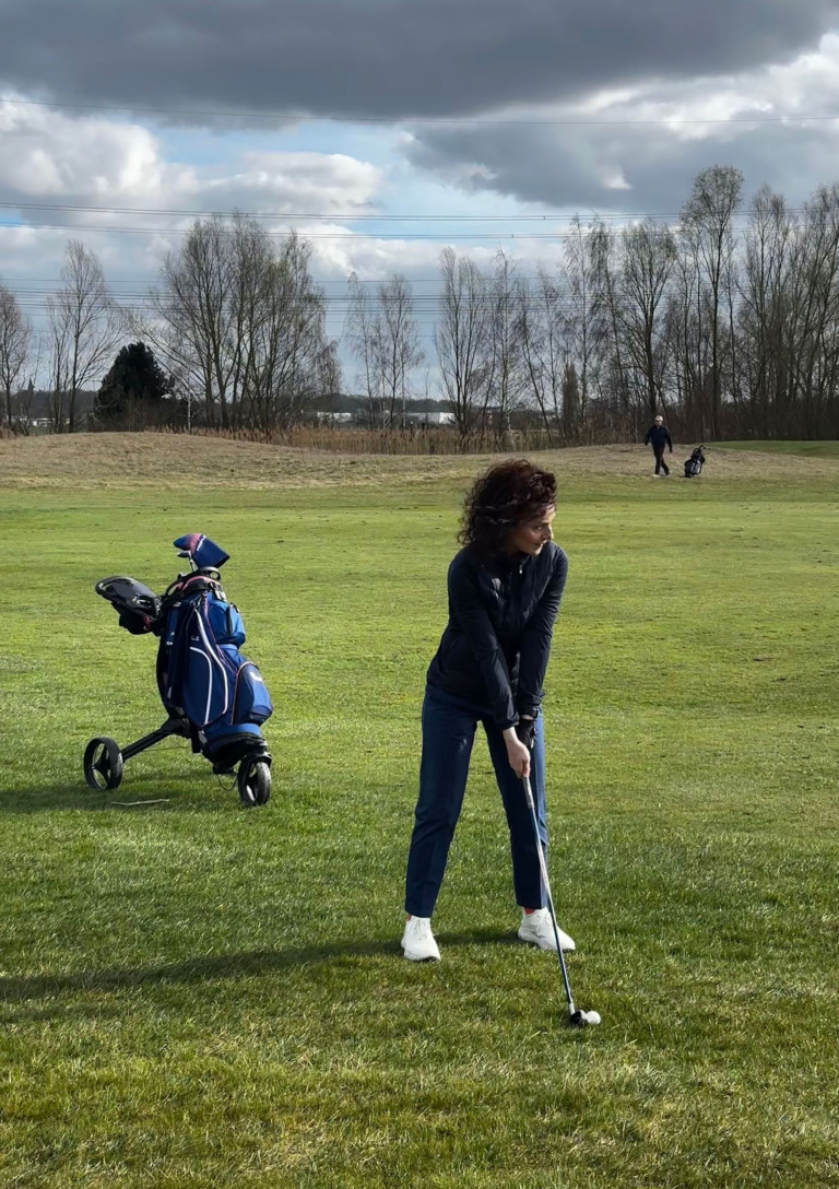 Frau beim Golfspielen auf dem Golfplatz – grasgefluester-4