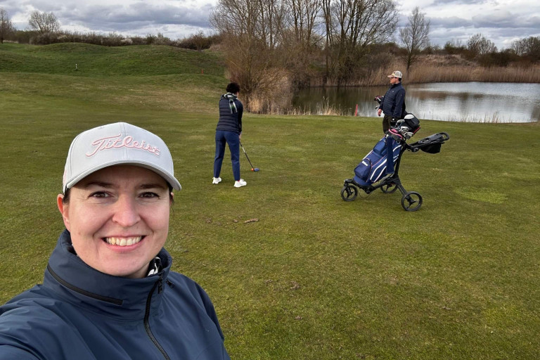 Golfspieler beim Abschlag auf dem Golfplatz – Szene aus Grasgeflüster