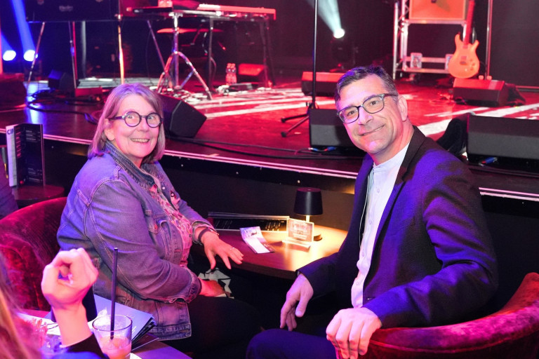 Konzert im Jazz Club GOP – Gäste genießen Live-Musik in entspannter Club-Atmosphäre Besucher beim Konzert im Jazz Club GOP, entspannte Atmosphäre am Tisch vor der Bühne