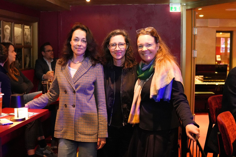 Besucherinnen beim Konzert im Jazz Club GOP – entspannte Stimmung und Live-Musik Drei Frauen beim Konzert im Jazz Club GOP, entspannte Atmosphäre mit roter Wand im Hintergrund