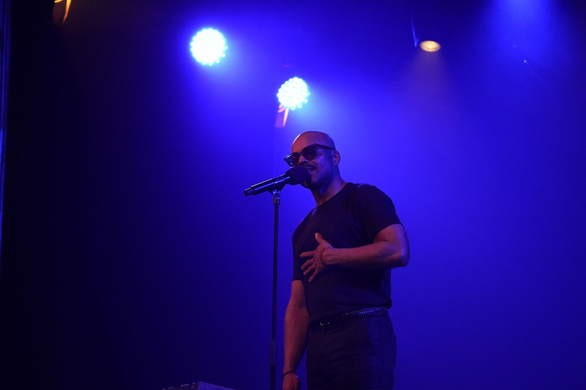 Sänger bei einem Konzert im Jazz Club GOP auf der Bühne mit blauem Licht