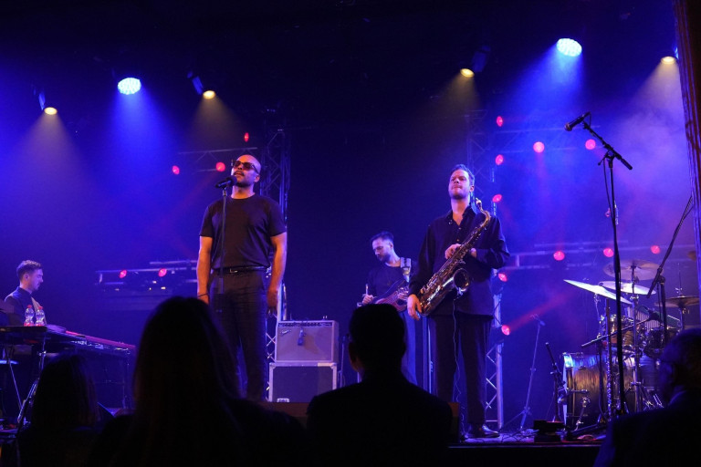 Jazz-Konzert im Jazz Club GOP – Live-Musik und Bandauftritt Jazz-Konzert im Jazz Club GOP mit Live-Band und Saxophonist auf der Bühne