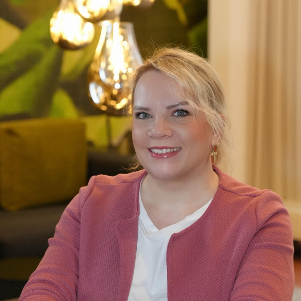 Person in moderner Umgebung mit stilvoller Beleuchtung, Design ohne Titel