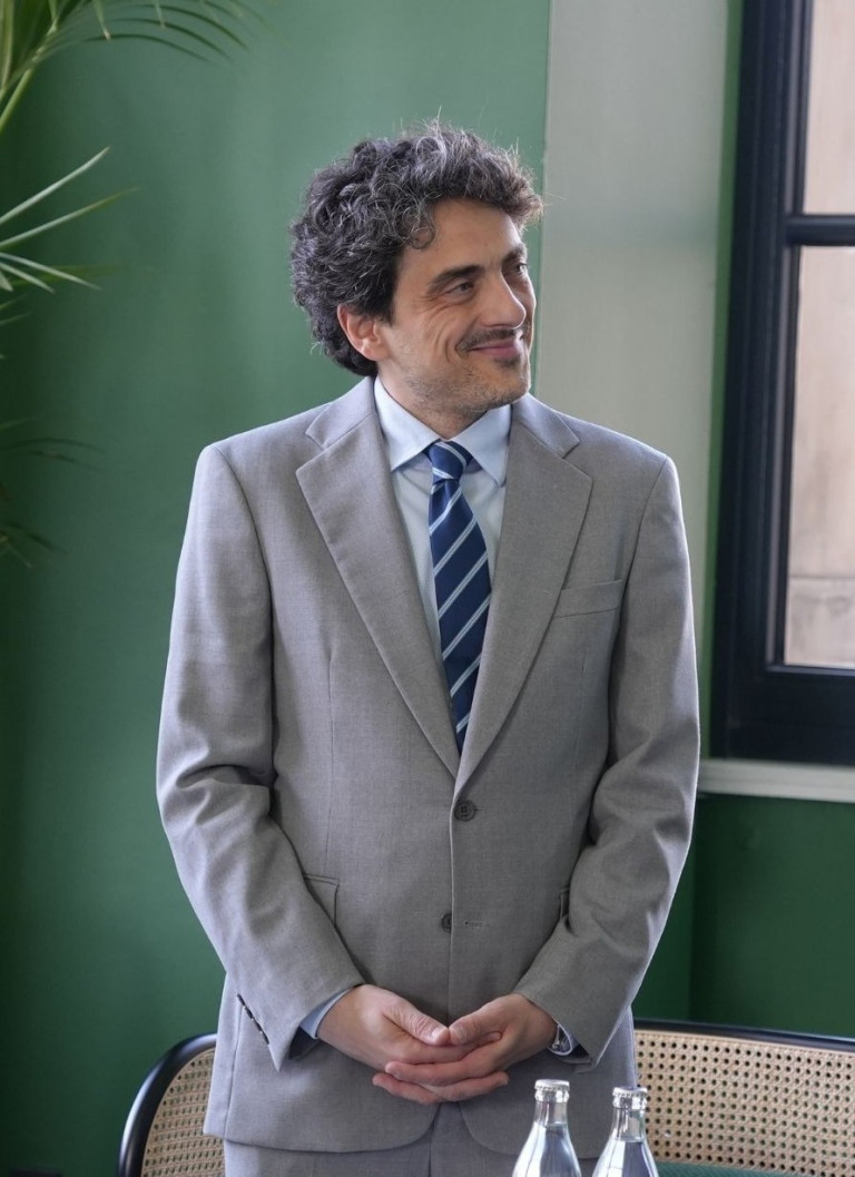 Musikdirektor im Anzug – artikel-musikdirektor-2 Musikdirektor im Anzug vor grünem Hintergrund – artikel-musikdirektor-2.jpg