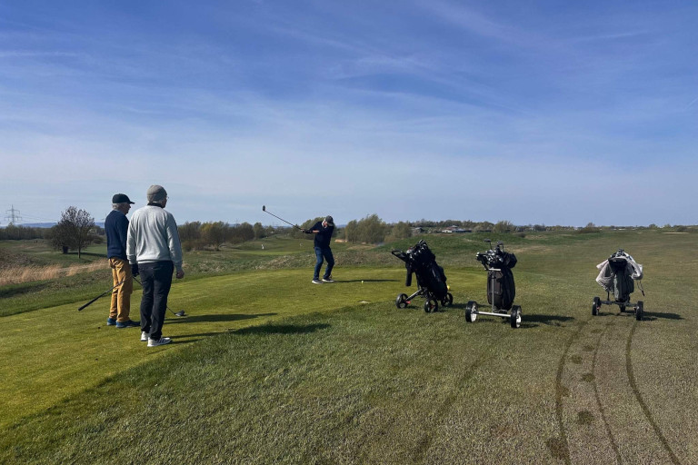 Golfspieler beim Abschlag auf dem Fairway – Szene aus Grasgeflüster