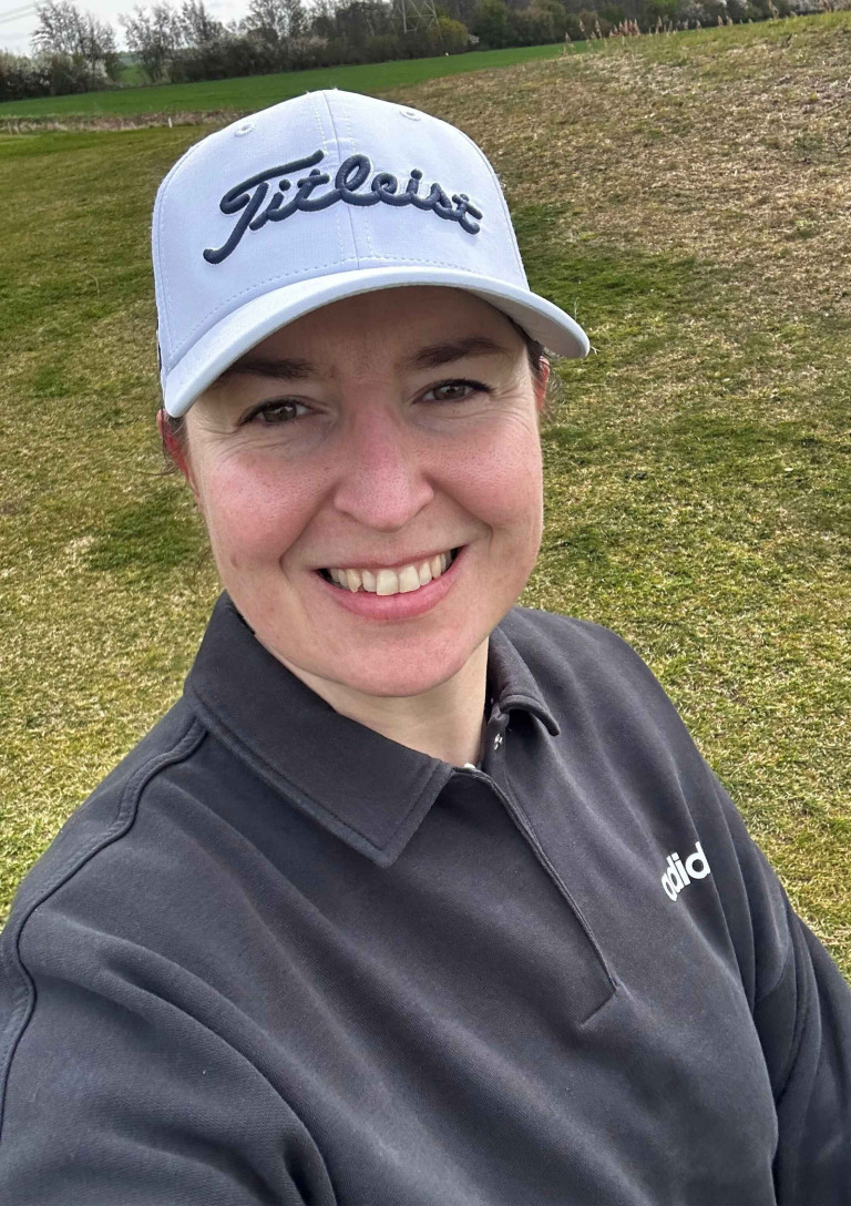 Person auf einer Wiese mit Cap und adidas-Pullover – grasgeflüster-2