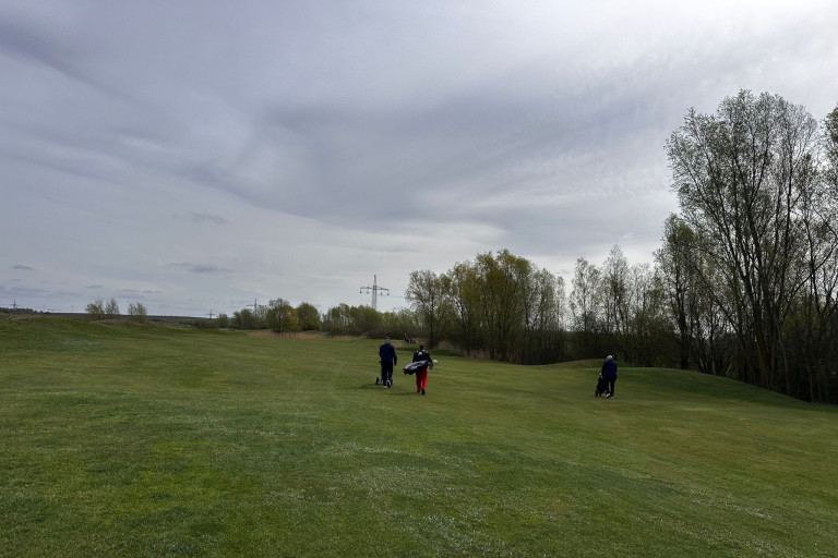 Golfer auf einer grünen Wiese beim Turnier – Grasgeflüster