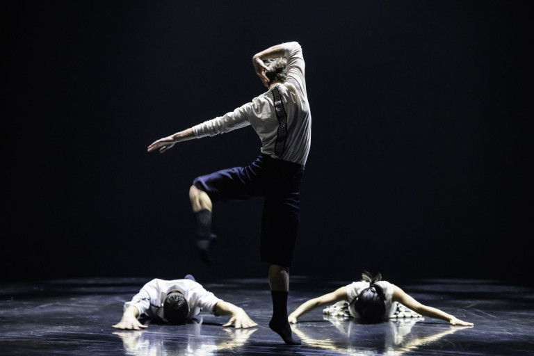 Ballettgesellschaft tanzt moderne Choreografie auf der Bühne