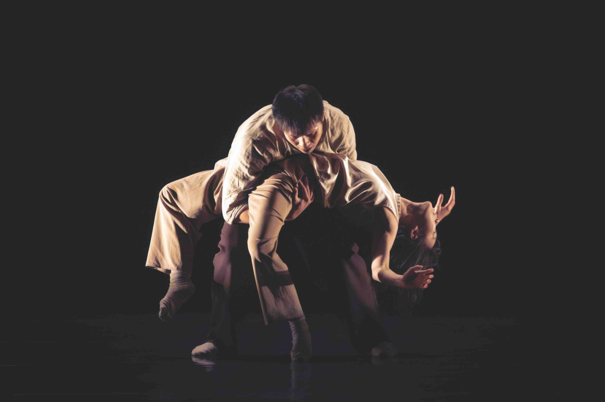 Ballettgesellschaft: Zwei Tänzer in moderner Ballett-Performance auf der Bühne