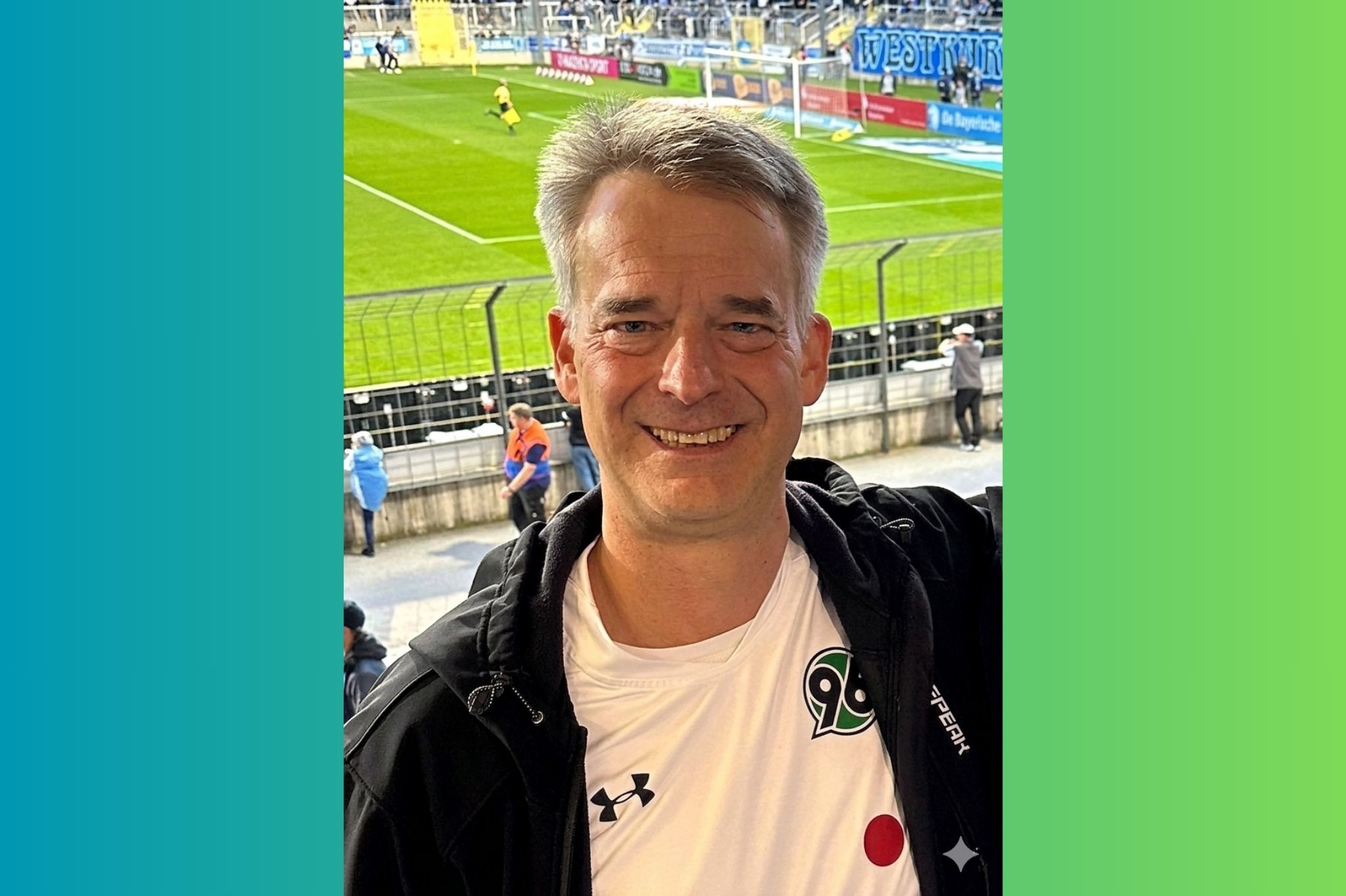 Martin Schilling im Fußballstadion mit Hannover 96 Trikot