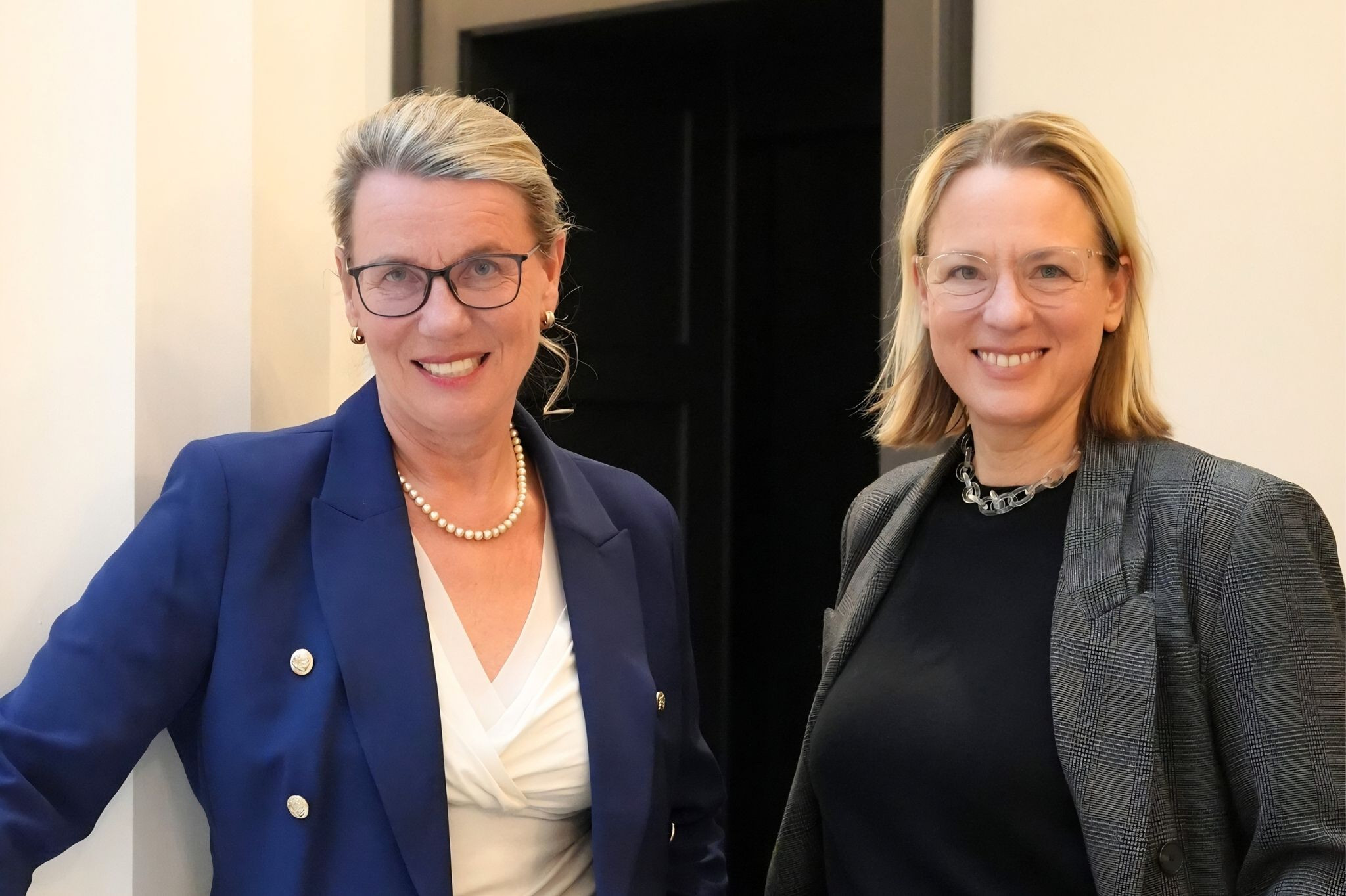 Zwei Frauen im Business-Outfit bei einer Veranstaltung von hannoverimpuls