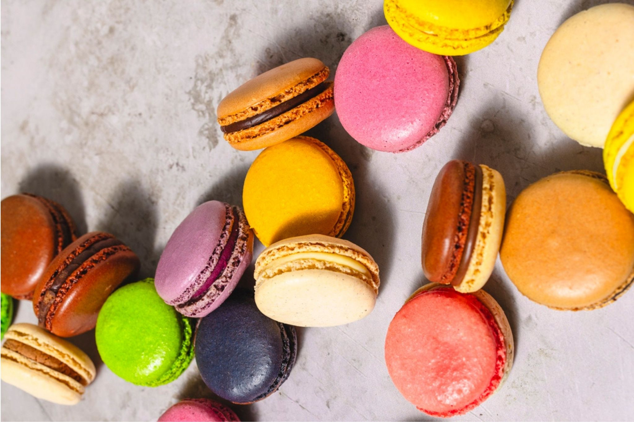 Bunte Macarons auf einer Steinplatte – bilder nobilis web 4
