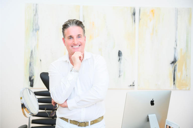 Geschäftsmann im modernen Büro – Nobilis, professionelle Arbeitsumgebung