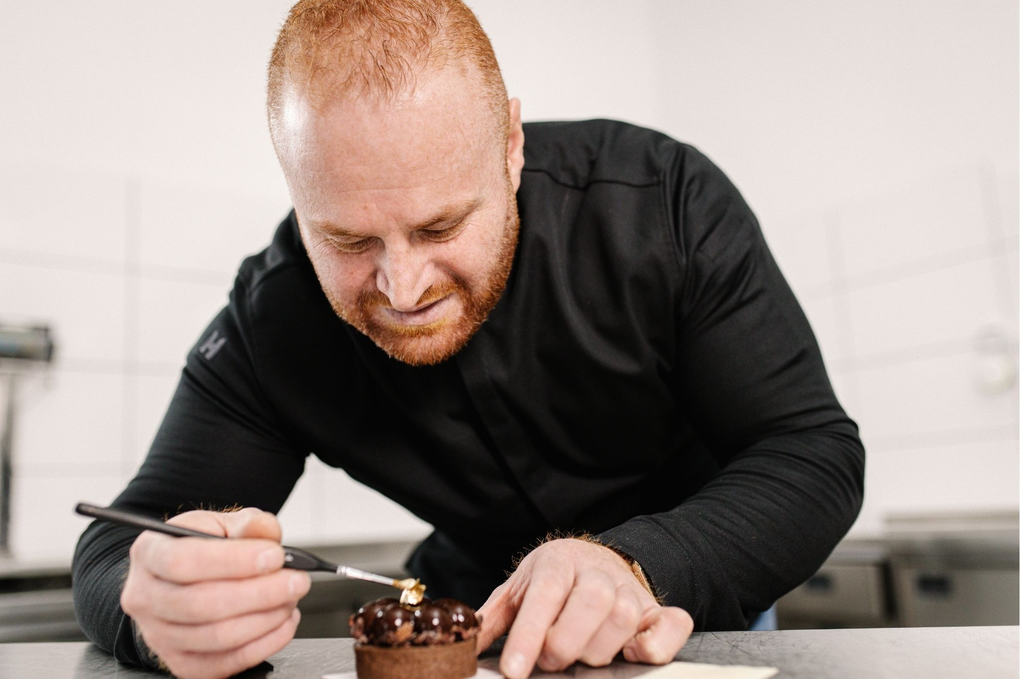 Konditor dekoriert ein Dessert in der Pâtisserie Nobilis