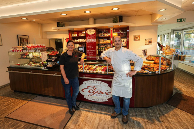 Eigentümer einer Patisserie mit Macarons in Hannover vor der Verkaufstheke