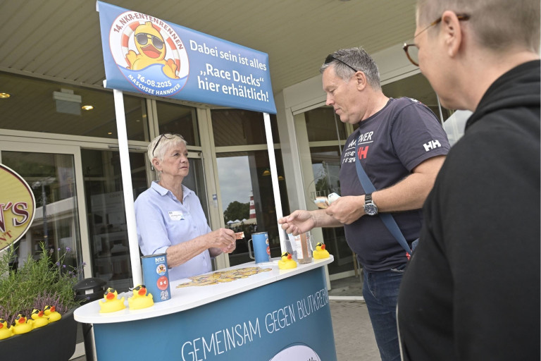 Infostand beim 14. NKR-Entenrennen am Maschsee Hannover 2023, Verkauf von Race Ducks zur Unterstützung gegen Blutkrebs