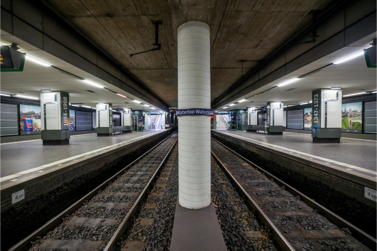 U-Bahn-Station Waterloo in Hannover – moderner Bahnsteig mit Gleisen U-Bahn-Station Waterloo mit Gleisen und moderner Architektur in Hannover