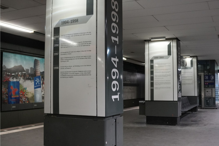 Informationstafeln 1994-1998 in U-Bahn-Station Hannover – bilder-nobilis-web-5.jpg Informationstafeln mit Jahreszahlen 1994-1998 in einer modernen U-Bahn-Station, vermutlich Hannover