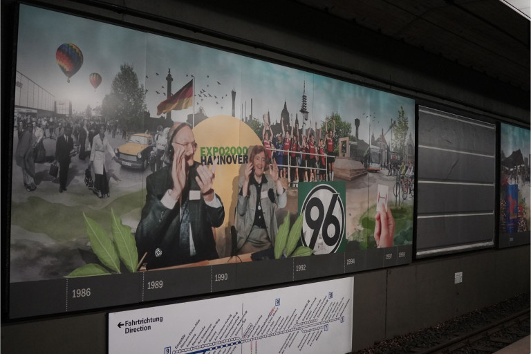 Historische Collage Hannover mit EXPO2000, Hannover 96 und Zeitstrahl 1989-1998 Collage mit historischen Ereignissen in Hannover, darunter EXPO2000, Hannover 96 und deutsche Wiedervereinigung, Zeitstrahl von 1989 bis 1998
