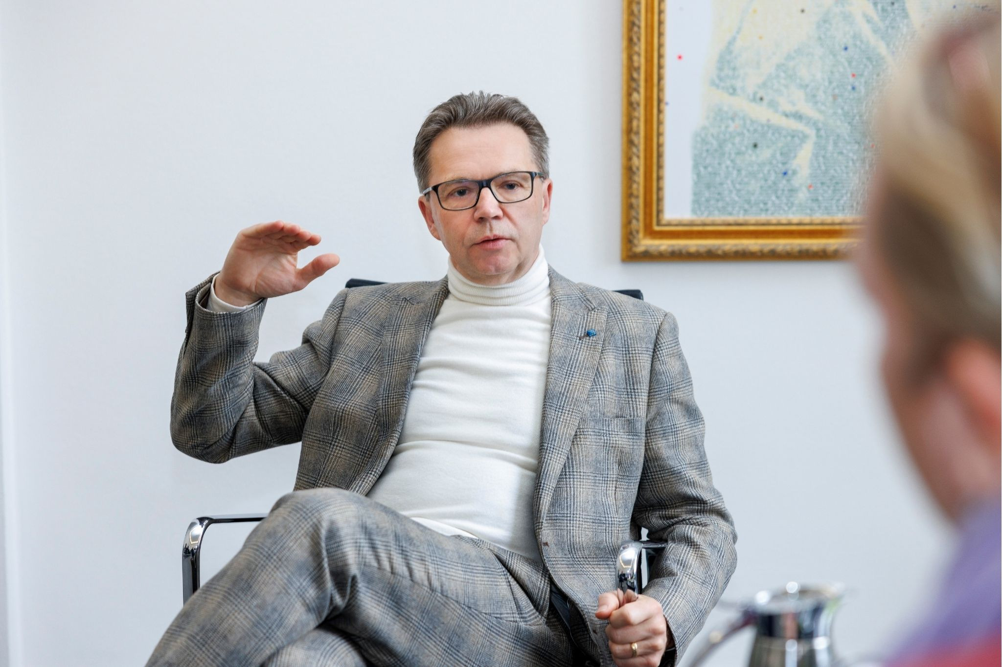 Geschäftsmann im Anzug bei nobilis im modernen Büro