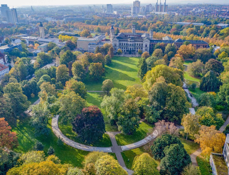 Luftaufnahme eines Parks mit historischem Gebäude und Stadt im Hintergrund, bilder-nobilis-web-3