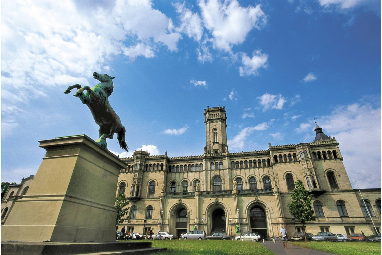 Historisches Gebäude mit Pferdestatue und blauem Himmel, bilder-nobilis-web-4