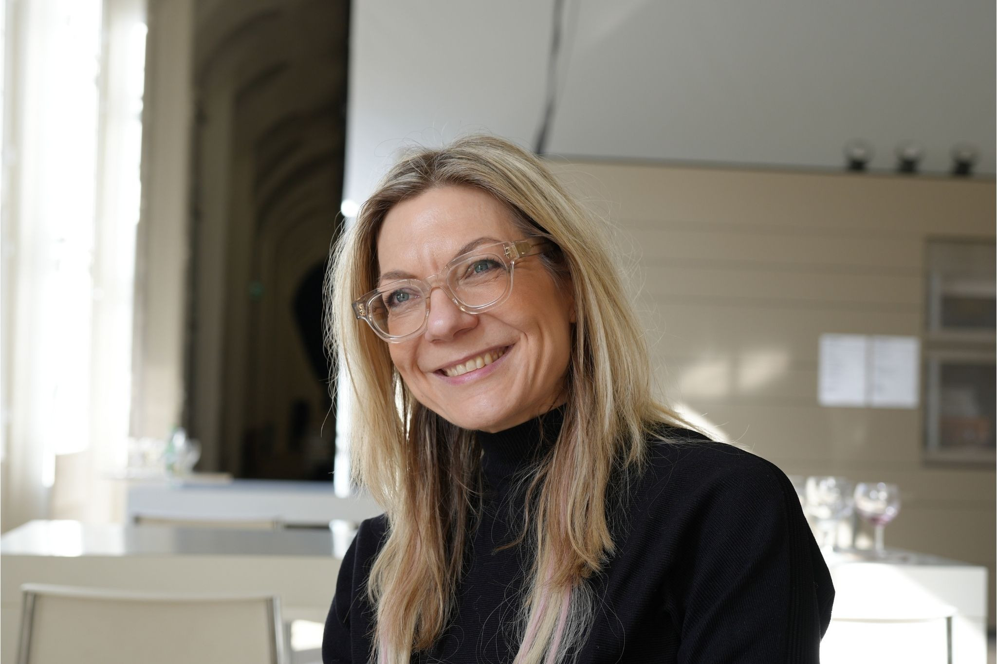 Porträt einer Frau mit blondem Haar in einem modernen Innenraum – bilder nobilis web