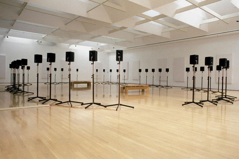 Klanginstallation in moderner Galerie – bilder nobilis web Moderne Klanginstallation in einer Galerie mit Lautsprechern auf Ständern – bilder nobilis web