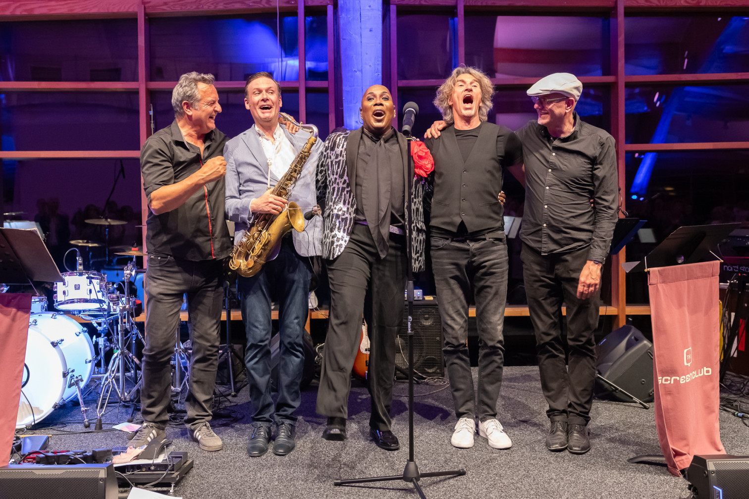 Bandfoto einer Musikgruppe auf der Bühne, aufgenommen von kloepperfotodesign